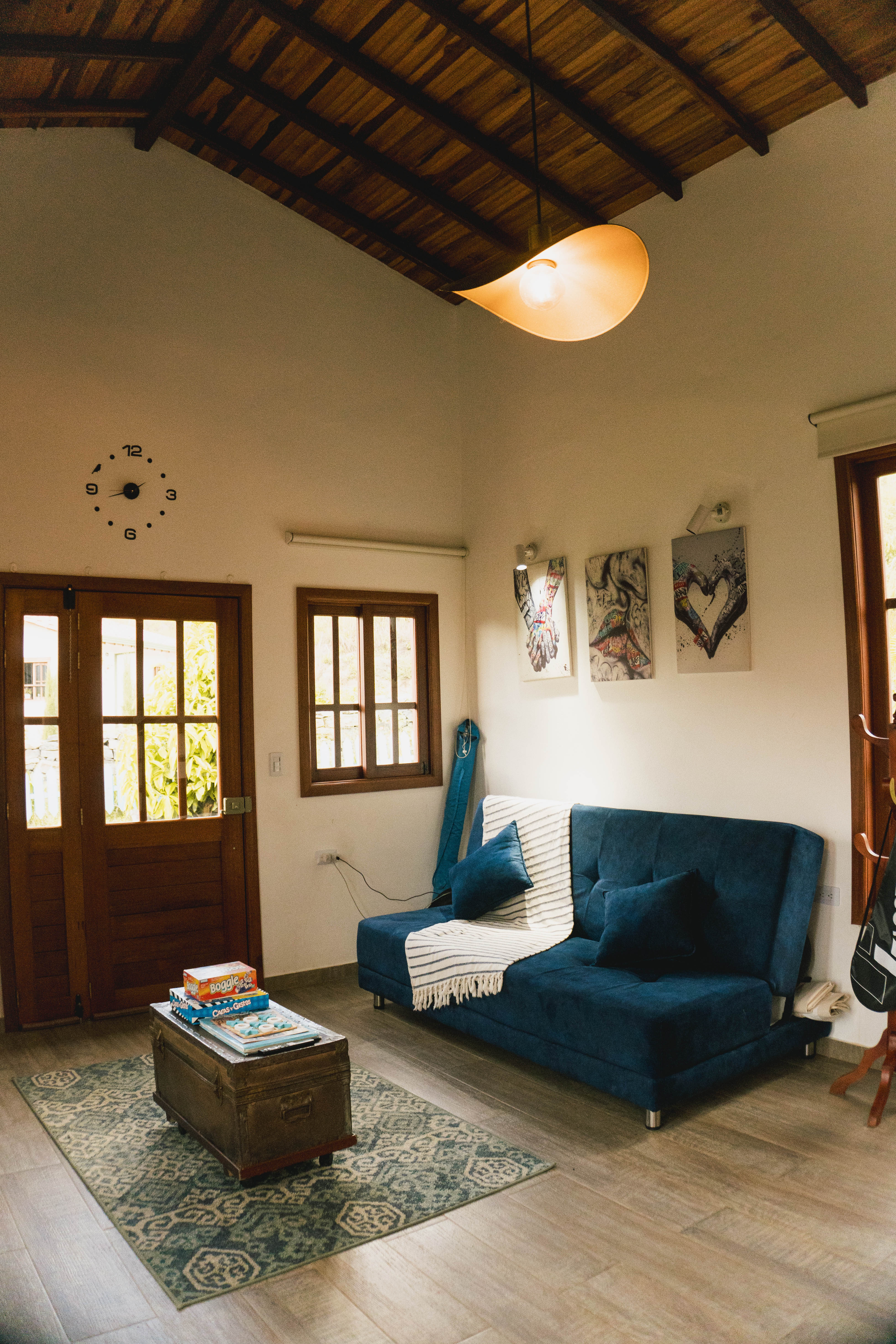 Interior cálido con luz natural